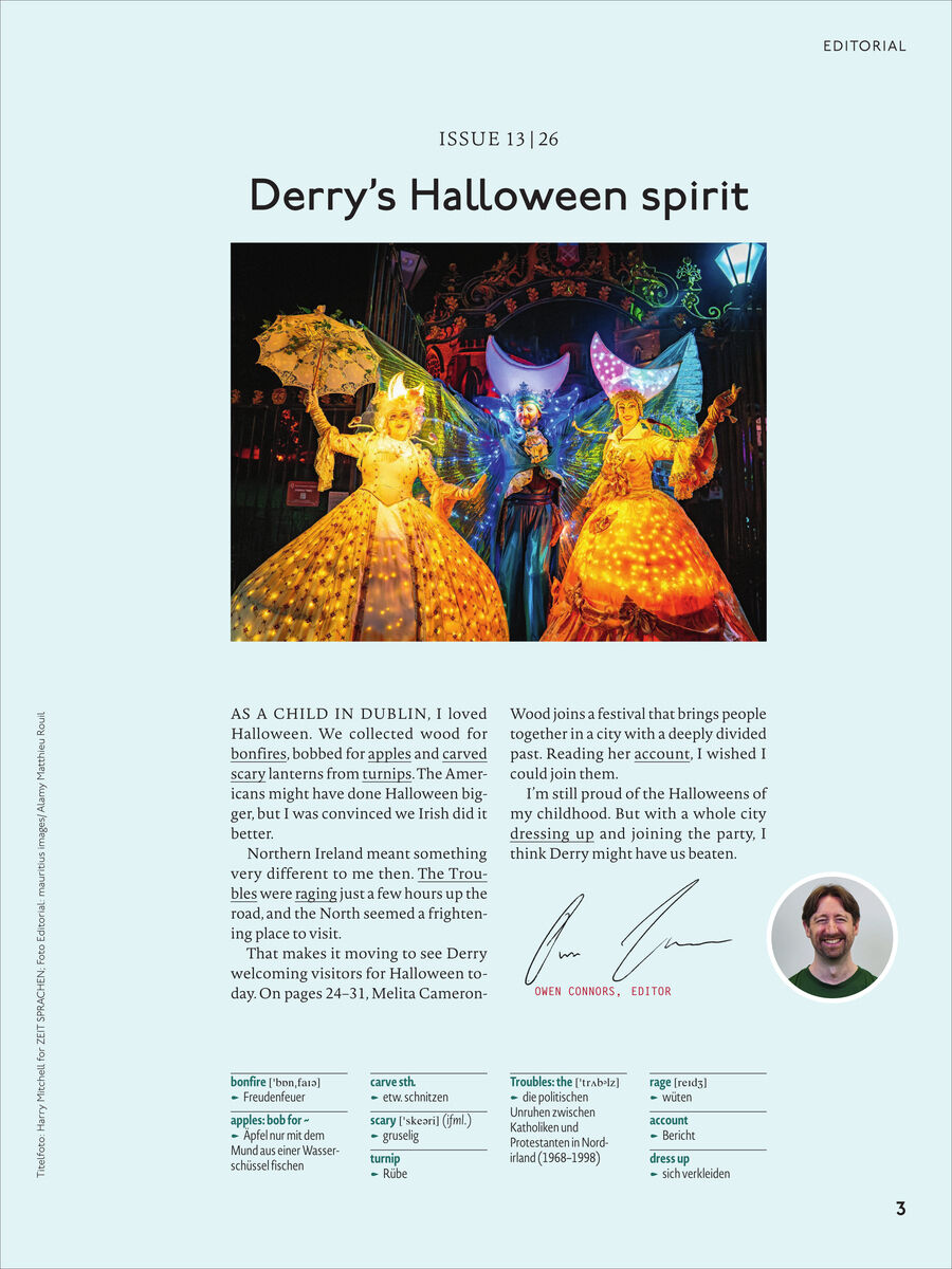 Hellblaue Editorialseite des Spotlight Magazins, Ausgabe 13/26, mit Überschrift „Derry’s Halloween spirit“. Zentral ein Nachtfoto dreier leuchtender, kostümierter Figuren mit Schirmen in Gelb, Orange und Blau vor bunten Lichtern. Darunter englischer Editorialtext, Unterschrift und kleines Porträt des Editors.