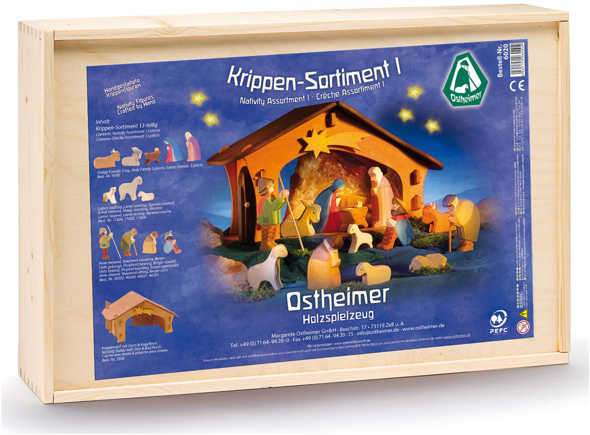 Krippen-Set von Ostheimer in einer Holzschachtel, präsentiert eine traditionelle Szene mit handgefertigten Holzfiguren, die die Geburt Jesu darstellen. Die Figuren sind bunt bemalt und zeigen Charaktere wie Maria, Josef und das Jesuskind, umgeben von Tieren und der Krippe.