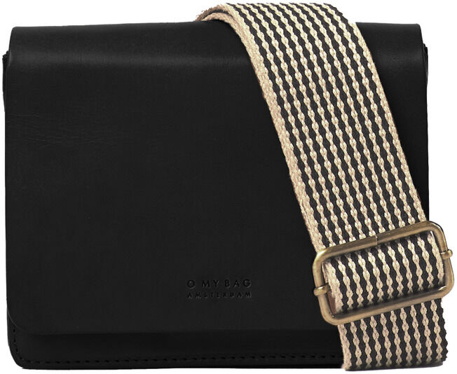 Schwarze Mini-Tasche mit einem breiten, beige-gestreiften Schulterriemen und goldener Schnalle.