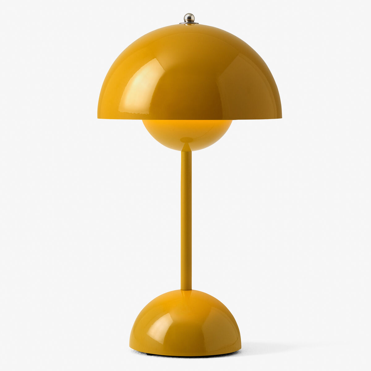 Gelbe, tragbare Tischleuchte mit modernem, minimalistischem Design auf weißem Hintergrund. Die Lampe besteht aus einer kugelförmigen Leuchtkörper und einem stabilen Standfuß.