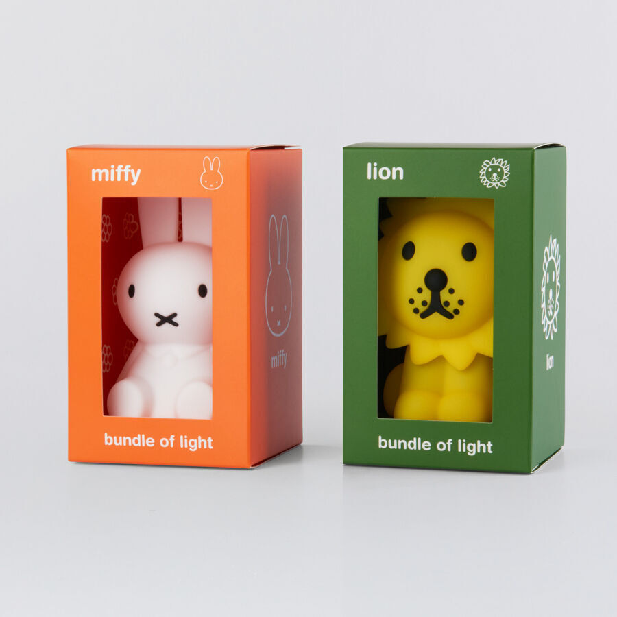 Zwei Nachtlichter in Form von Tieren, 'Miffy' in einer orangefarbenen Box und ein Löwe in einer grünfarbenen Box. Beide mit der Aufschrift 'bundle of light'. Das 'Miffy' Nachtlicht ist weiß und der Löwe ist gelb.