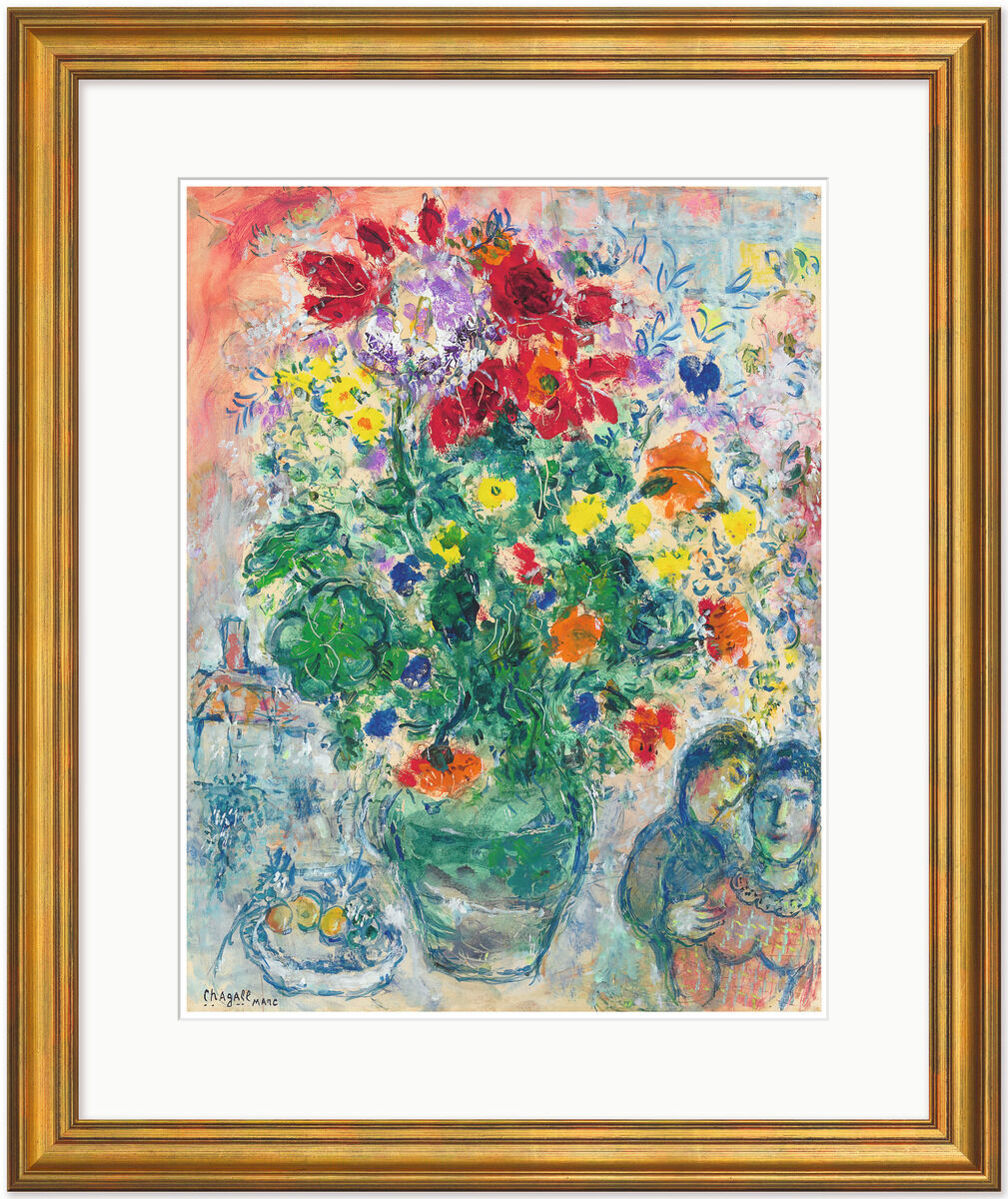 Ein lebendiges Gemälde von Marc Chagall mit dem Titel »Bouquet de Renoncules«, das einen bunten Blumenstrauß in einem grünen Krug darstellt. Im Hintergrund sind zwei angedeutete Figuren und ein Tisch mit Früchten zu sehen. Das Bild ist in einer warmen Holzrahmung gefasst.