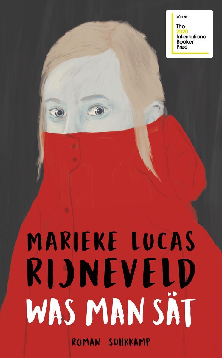 Buchcover des Romans 'Was man sät' von Marieke Lucas Rijneveld, veröffentlicht von Suhrkamp. Das Cover zeigt ein Gesicht in einer roten Jacke vor einem schwarzen Hintergrund. Oben rechts ist der Aufkleber für den Gewinn des The International Booker Prize zu sehen.