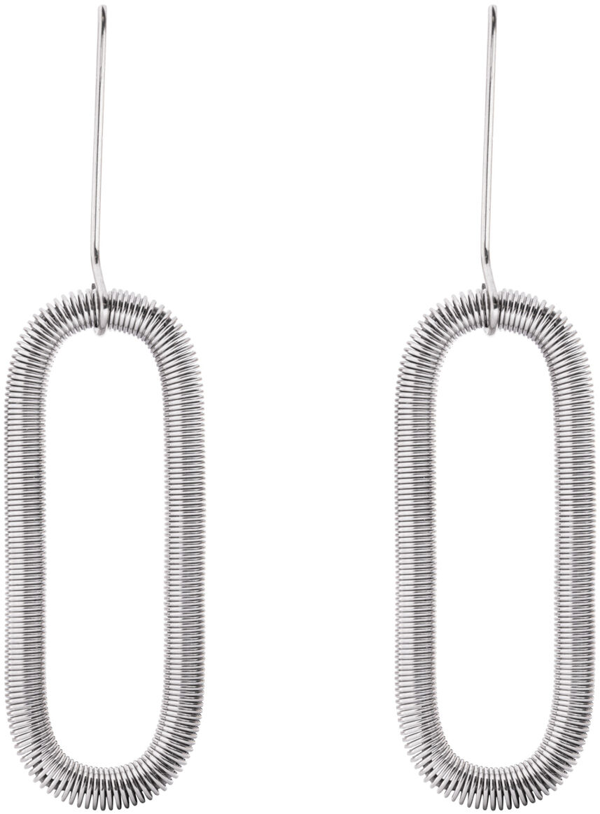 Zwei filigrane, länglich-ovale Ohrringe aus Edelstahl der Marke la molla, Modell "CHAIN", hängen nebeneinander vor weißem Hintergrund. Das Material ist silberfarben, die strukturierte Oberfläche wirkt spiralförmig und modern, geeignet für stilbewusste Damen.