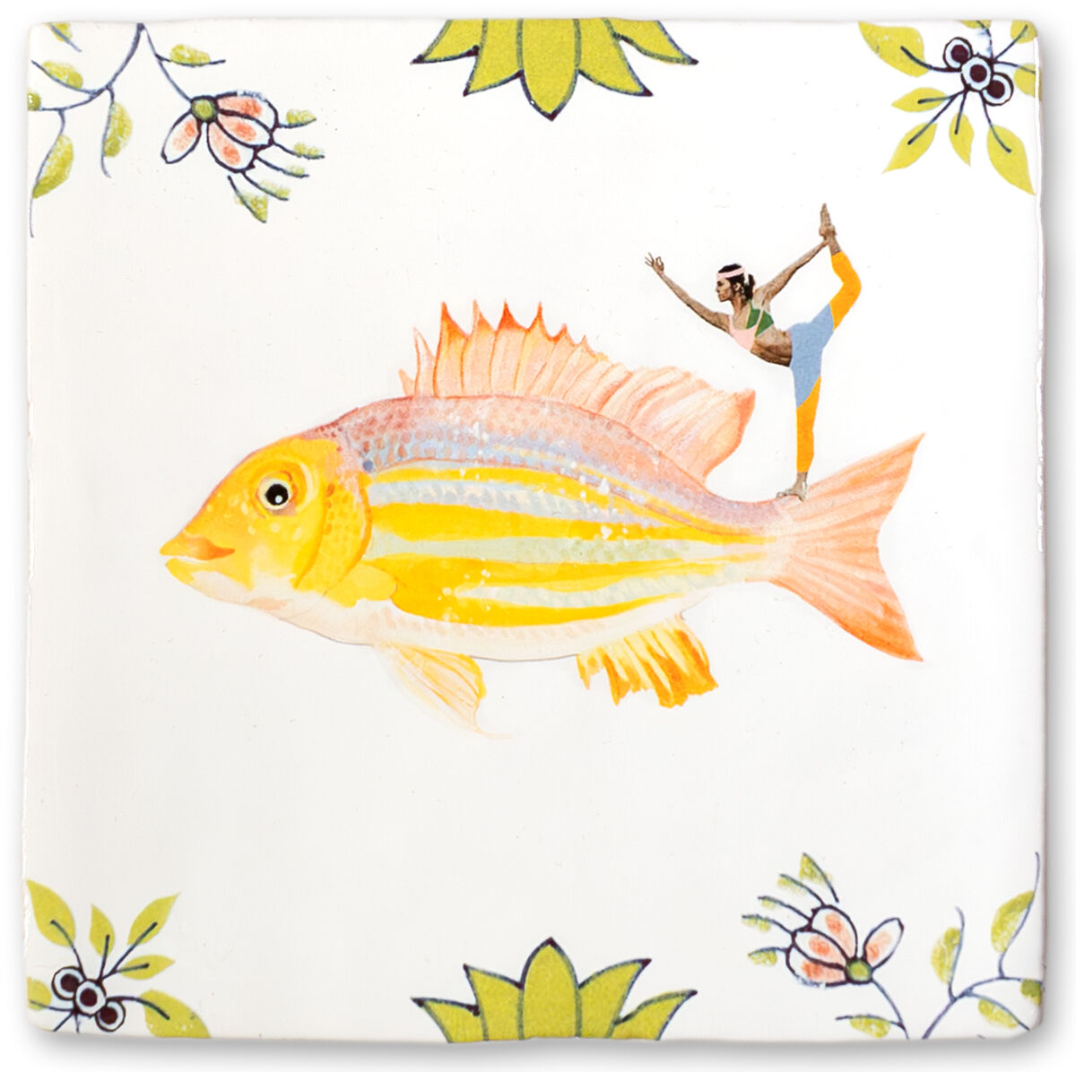 Keramikfliese mit einem Fischmotiv in Gelb- und Orangetönen, das in der Mitte der Fliese platziert ist. Blumenmuster in den Ecken und eine Yogafigur auf dem Rücken des Fisches. Der Hintergrund ist überwiegend weiß.