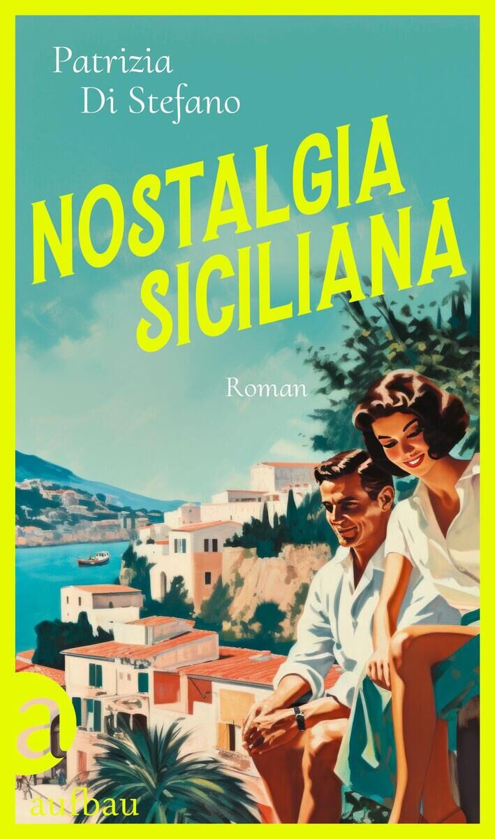 Das Buchcover von 'Nostalgia Siciliana' von Patrizia Di Stefano zeigt ein Vintage-Pärchen, das vor einer mediterranen sizilianischen Landschaft mit Häusern und Meer sitzt. Das Cover ist in Gelb und Blautönen gestaltet.