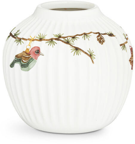 Eine weiße Porzellanvase der Marke Hammershøi mit weihnachtlichen Verzierungen, darunter grüne Zweige und bunte Dekorelemente. Perfekt für festliche Dekorationen.