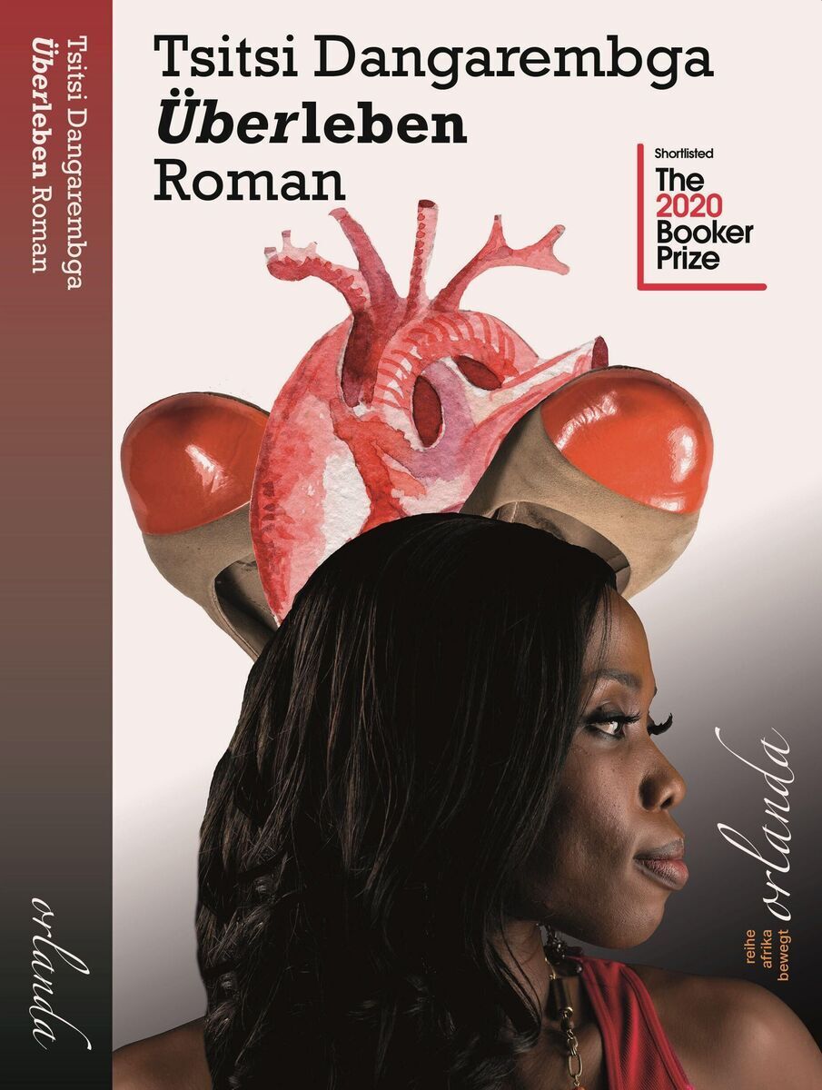 Das Buchcover des Romans 'Überleben' von Tsitsi Dangarembga zeigt eine stilisierte Illustration eines anatomischen Herzens, das auf Sandalen steht. Der Titel und der Name der Autorin sind in schwarz oben links auf dem Cover geschrieben, zusammen mit einem Hinweis auf die Nominierung für den Booker Prize 2020. Unten rechts sieht man das Profil einer Frau mit langen dunklen Haaren. Die dominierenden Farben sind Rot, Braun, Schwarz und Weiß.