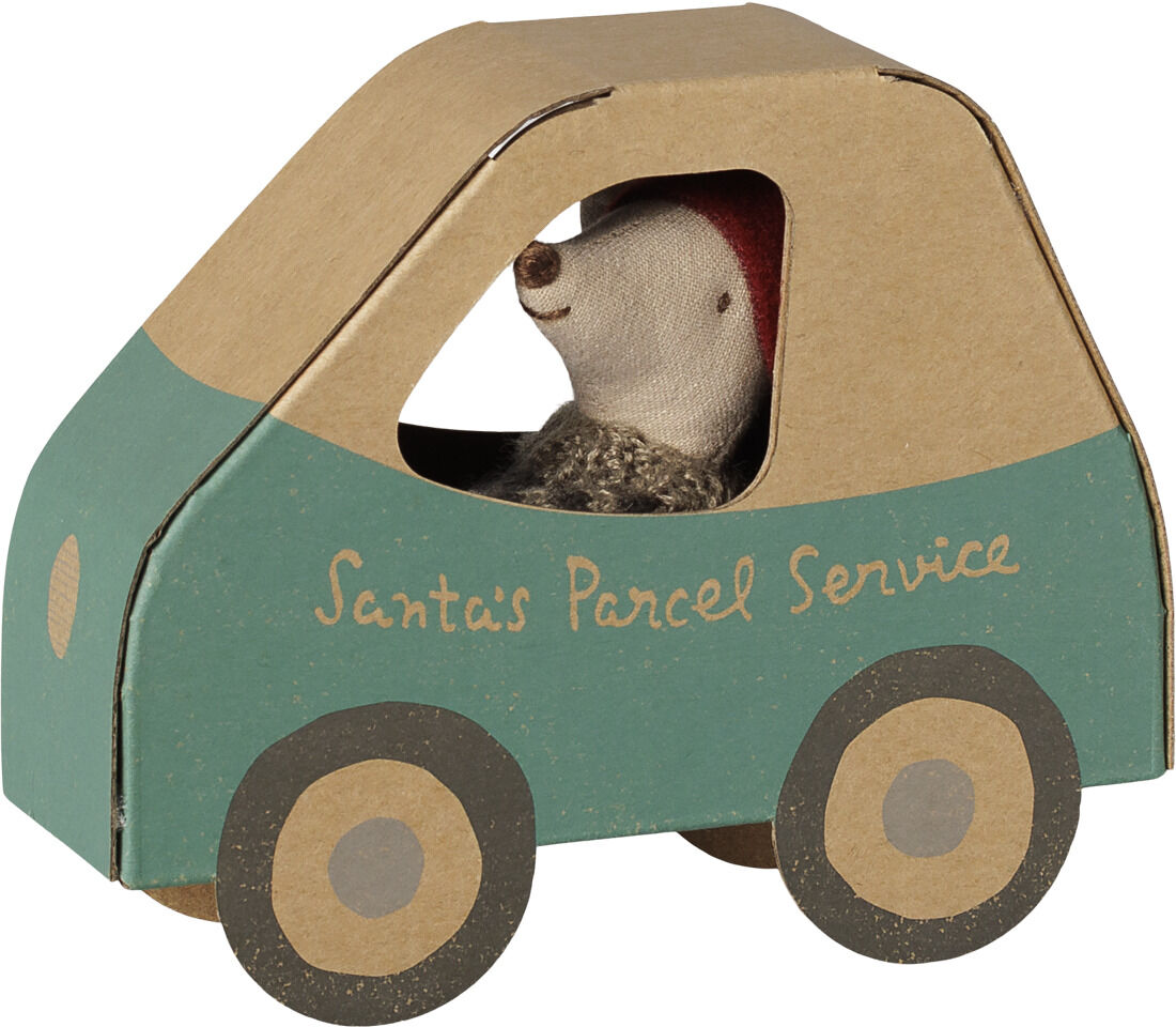 Das Bild zeigt ein Kuscheltier namens „Weihnachtsmaus im Auto“ der Marke Maileg. Die Maus sitzt in einem grünen und braunen Pappauto, auf dem „Santa’s Parcel Service“ steht. Die Maus trägt eine rote Zipfelmütze und einen grauen Pulli. Das Auto hat große, stilisierte Räder.