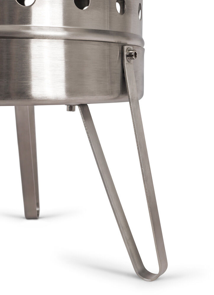 Die »Pyron« Feuertonne besteht aus Edelstahl mit einem modernen, minimalistischen Design auf drei Standbeinen. Sie eignet sich perfekt für den Außenbereich wie Garten oder Terrasse und bietet eine sichere und stilvolle Möglichkeit, ein kleines Feuer zu genießen.