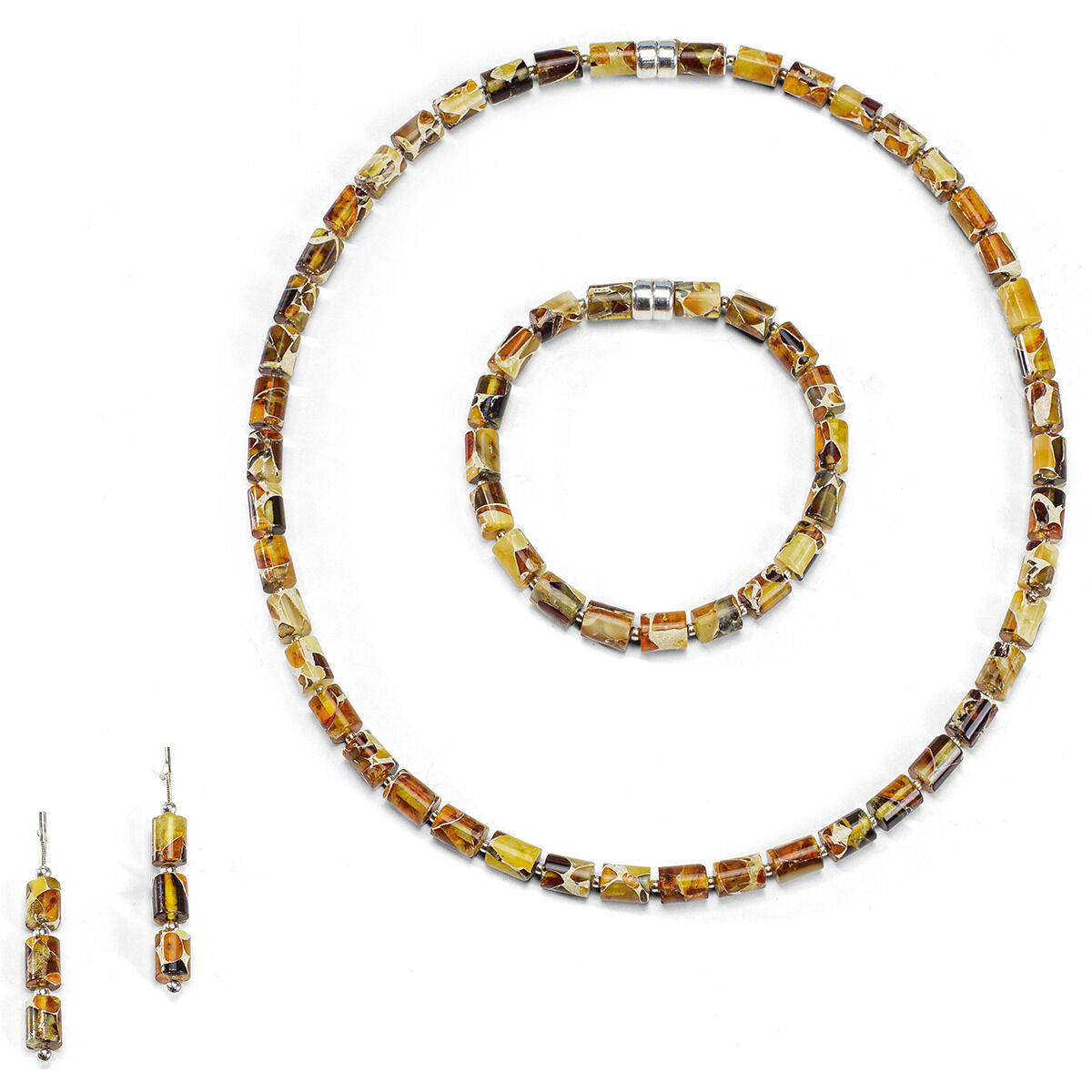 Bernstein-Schmuckset 'Jantara' von Ars mundi mit Halskette, Armband und Ohrhängern. Die Schmuckstücke bestehen aus rechteckigen Bernsteinperlen in verschiedenen Braun- und Honigtönen mit silberfarbenen Elementen, modern arrangiert, auf weißem Hintergrund.
