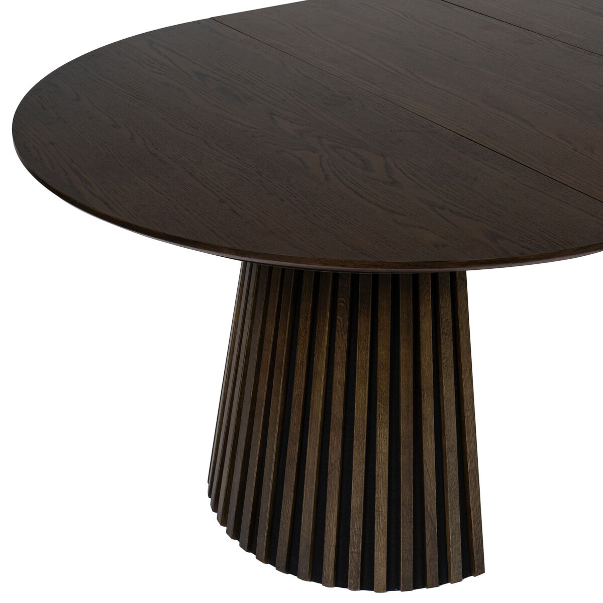 Dining-Tisch »Oria 120cm« von bene living in Smoked Braun. Der Tisch zeigt eine ovale Tischplatte mit natürlicher Holzmaserung und ein markantes, konisch nach unten zulaufendes, geriffeltes Untergestell. Das edle, dunkle Erscheinungsbild wirkt modern und hochwertig.