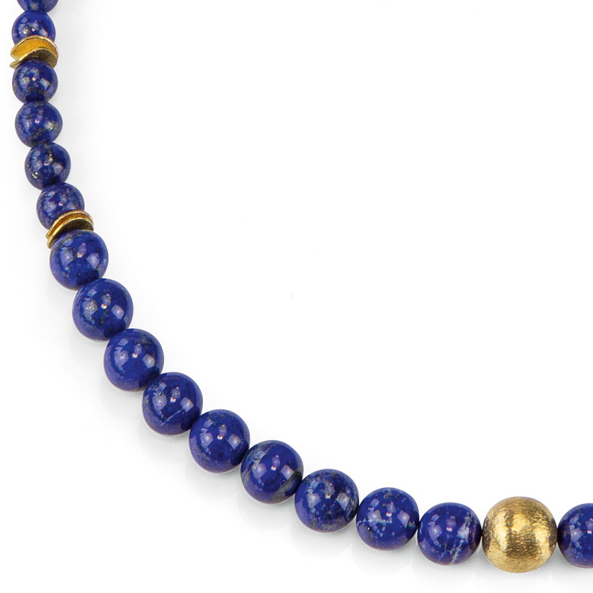 Teilansicht eines edlen Perlencolliers von Ars mundi mit runden, intensiv kobaltblauen Lapislazuli-Perlen und vergoldeten Zwischenelementen. Die Oberfläche der Perlen wirkt glatt und glänzend, eine vergoldete Kugel bildet einen auffälligen Akzent.