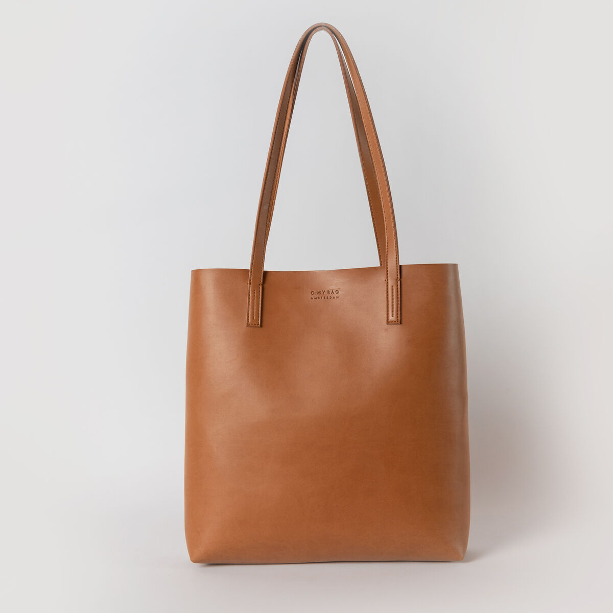 Shopper »Georgia« in brauner Lederoptik mit zwei langen Tragriemen. Die Tasche ist minimalistisch und elegant gestaltet, ideal für den täglichen Einsatz.