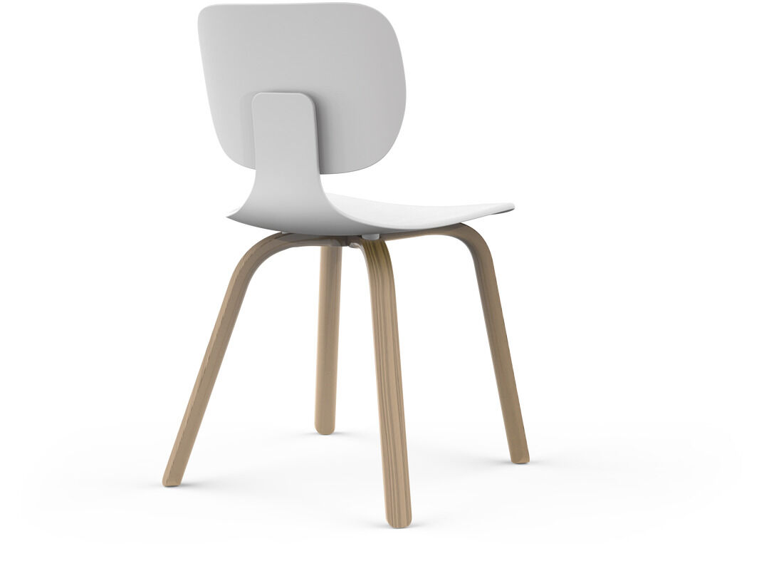 Ein moderner Stuhl, Modell ‚com 66' in Weiß mit einer Sitzfläche und Rückenlehne aus Eichenholz. Der Stuhl hat eine minimalistische Gestaltung mit schlanken, leicht geschwungenen Holzbeinen.