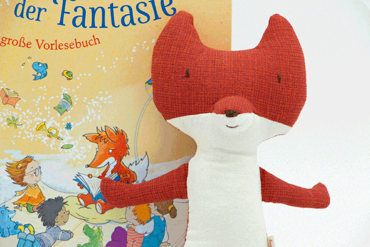 Das Bild zeigt ein Geschenkset »Kleiner Fuchs erzählt Geschichten«, das einen roten Plüschfuchs und ein Bilderbuch beinhaltet. Das Buch ist farbenfroh illustriert mit kindgerechten Zeichnungen und zeigt eine Fantasiewelt voller freundlicher Charaktere.