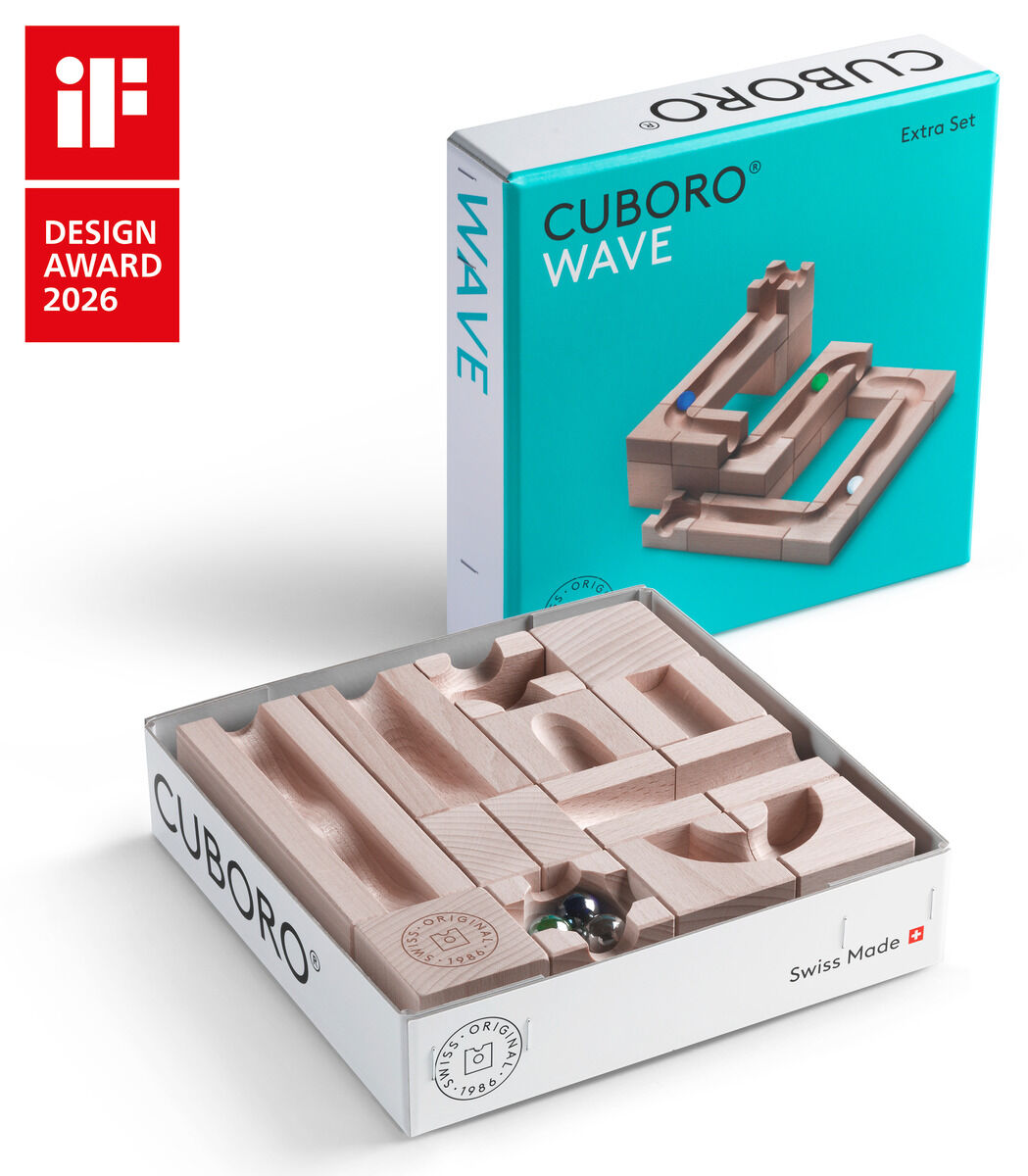 Das Bild zeigt das Cuboro Kugelbahn Set »WAVE« aus zertifiziertem Schweizer Buchenholz, bestehend aus 22 Bausteinen, in offener Verpackung vor türkisfarbener Produktbox. Im Vordergrund erkennt man Bauelemente und Kugeln, links oben das Siegel „iF Design Award 2026“.
