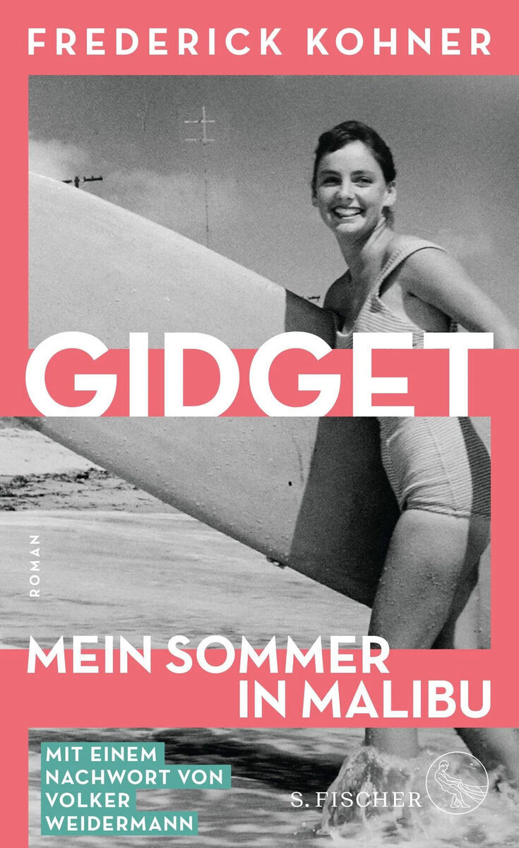 Buchcover von 'Frederick Kohner: Gidget. Mein Sommer in Malibu'. Es zeigt ein schwarz-weiß Foto eines lächelnden Mädchens im Badeanzug, das ein Surfbrett trägt. Der Titel ist in Rosa und Weiß geschrieben.