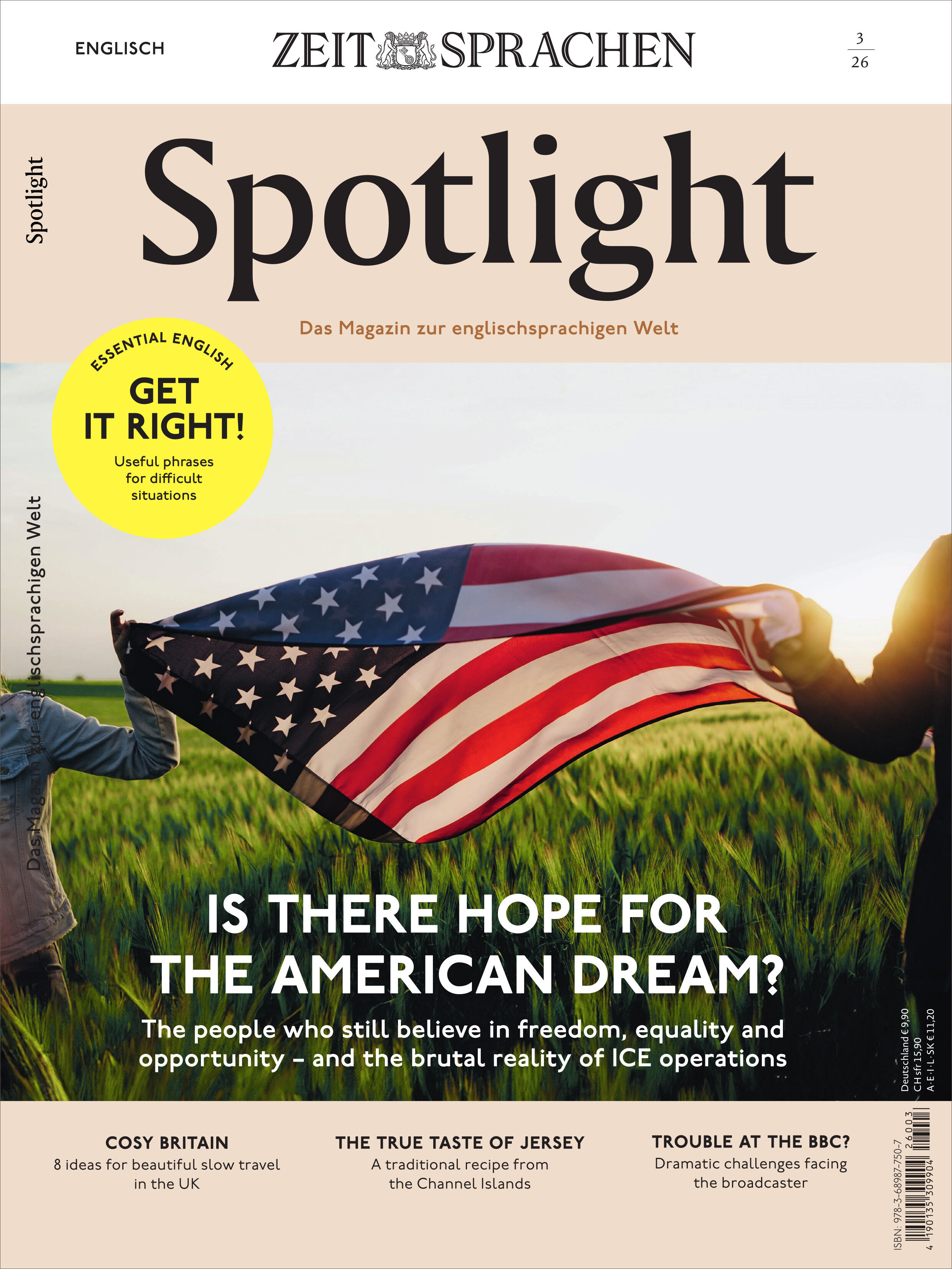 Titelbild des Spotlight Magazin 3/2026 vom Spotlight Verlag. Im Vordergrund zwei Personen, die eine große amerikanische Flagge vor sich halten und durch ein Feld laufen. Mittelpunkt verlangt die Frage: 'Is there hope for the American Dream?' mit weiteren Schlagzeilthemen und auffälligem gelben Kreis mit 'Get it right!' für nützliche Sprach-Tipps.