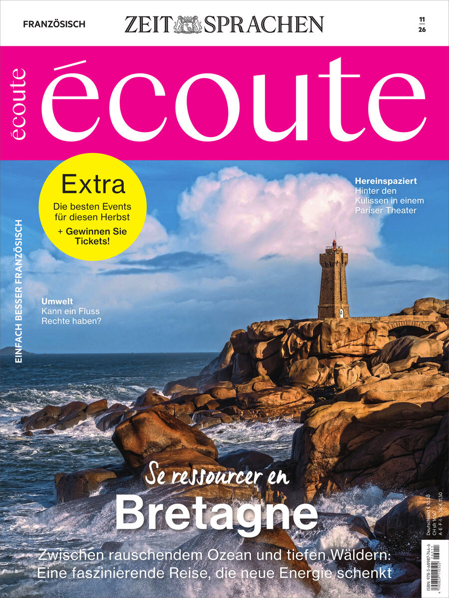Titelbild des Écoute Magazins 11/2026 von Spotlight Verlag. Im Vordergrund felsige Küste der Bretagne mit rauer Brandung, ein Leuchtturm auf einem Felsen, darüber strahlend blauer Himmel mit Wolken. Großes pinkfarbenes Titelbanner, mehrere Textblöcke zu Themen der Ausgabe.