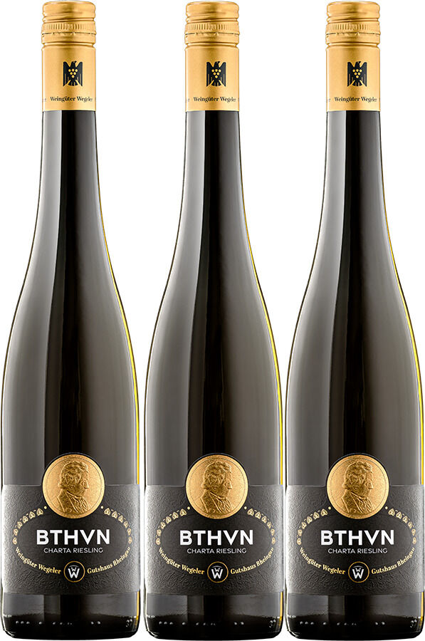 Drei elegante, hohe Weinflaschen der Weinedition »Beethoven« BTHVN CHARTA Riesling vom Weingut Wegeler stehen nebeneinander. Die Flaschen tragen goldene Schraubverschlüsse und schwarze Etiketten mit goldener Medaille sowie weißer, moderner Schrift auf grauem Wellenmuster.