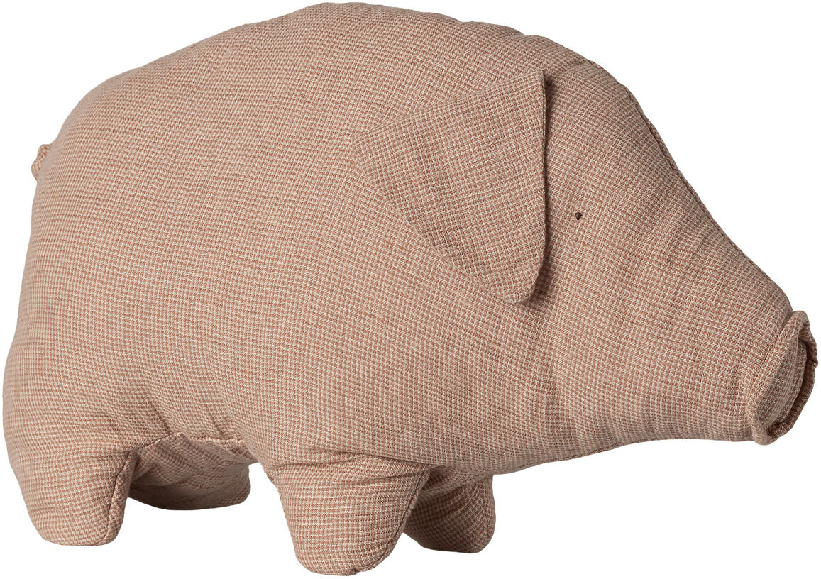 Das Bild zeigt das Maileg Kuscheltier »Schwein Polly Mittel«. Es ist ein detailreich gearbeitetes Stoffschwein aus Leinen und Baumwolle mit zartrosa kariertem Muster, stehend auf vier Beinen, mit angenähten Ohren und Schnauze. Weich und einladend zum Kuscheln.