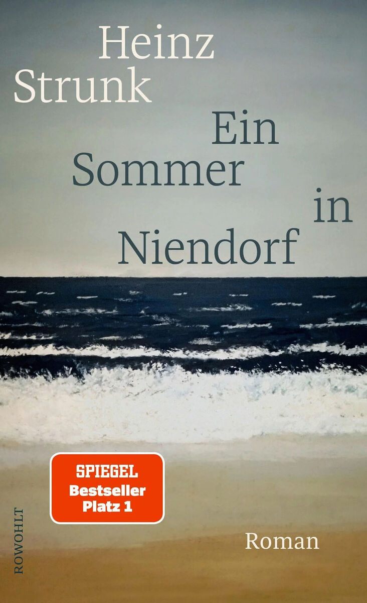 Buchcover von Heinz Strunk: Ein Sommer in Niendorf. Das Cover zeigt den Titel und den Autorennamen in einem schlichten Design mit einem Strand und Meer im Hintergrund. Es gibt auch ein rotes Label, das den Buchbestseller Platz 1 in der Spiegel-Bestsellerliste anzeigt.