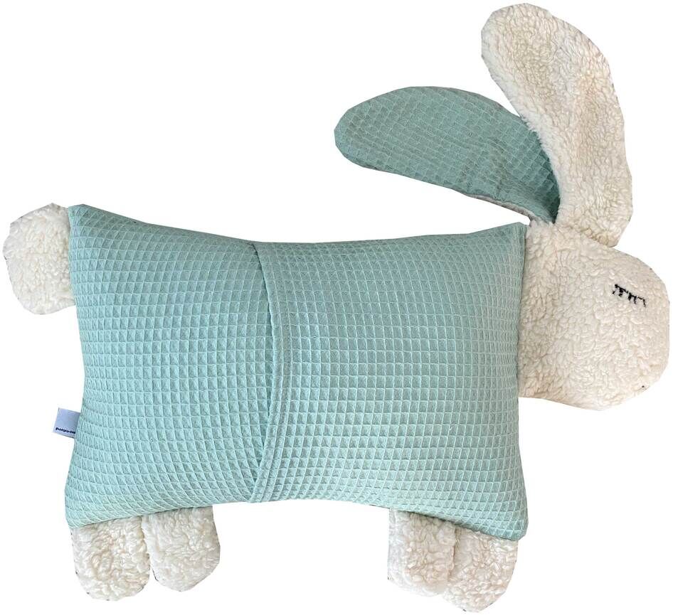 Ein Kuscheltierkissen in Form eines Hasen, mit einem beigen Plüschkörper und einem mintgrünen, gesteppten Kissenbereich.