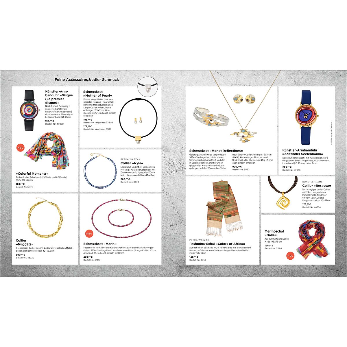 Doppelseite eines Katalogs mit feinem Schmuck und modischen Accessoires. Verschiedene Schmuckstücke wie Uhren, Ketten, Armbänder, Ohrringe und farbenfrohe Tücher sind einzeln mit Preis, Namen und kurzer Beschreibung präsentiert. Die Produkte sind auf weißem Hintergrund in rechteckigen Feldern angeordnet und werden teils in Farbfotos, teils als Designillustrationen gezeigt.