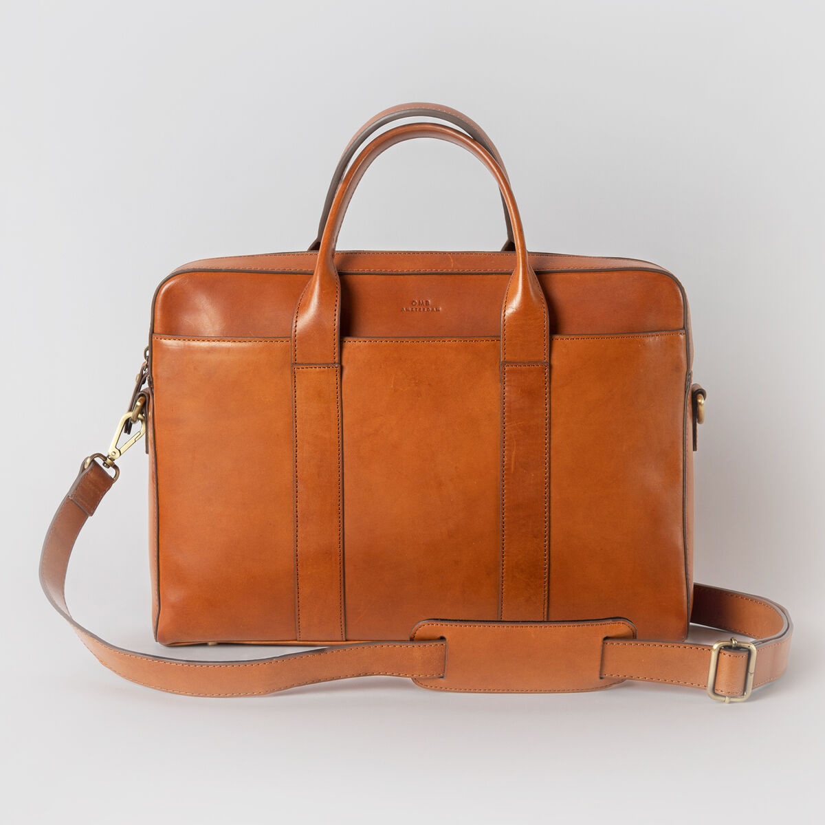 Braune Ledertasche Harvey mit abnehmbarem Schultergurt, zwei Henkeln und Reißverschluss. Ideale Businesstasche für Herren.