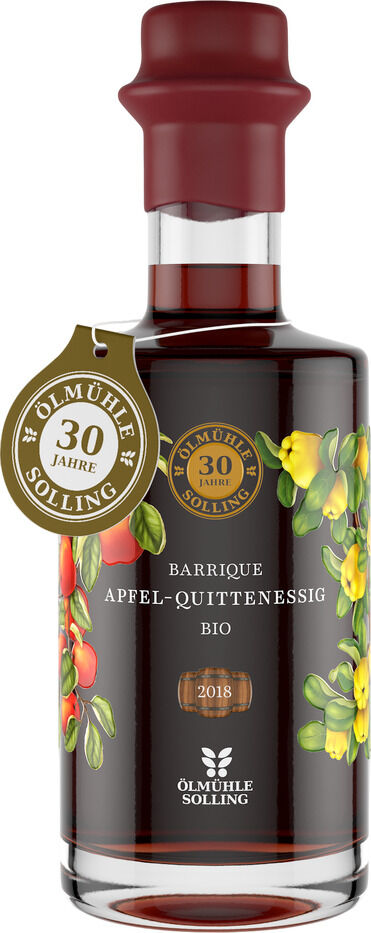 Hochwertige Essigflasche aus Glas mit rotem Verschluss, floral bemaltem Etikett und goldfarbenem Anhänger "30 Jahre Ölmühle Solling". Darauf steht "Barrique Apfel-Quittenessig Bio 2018". Die Flasche wirkt edel, festlich und als Sonderedition gekennzeichnet.