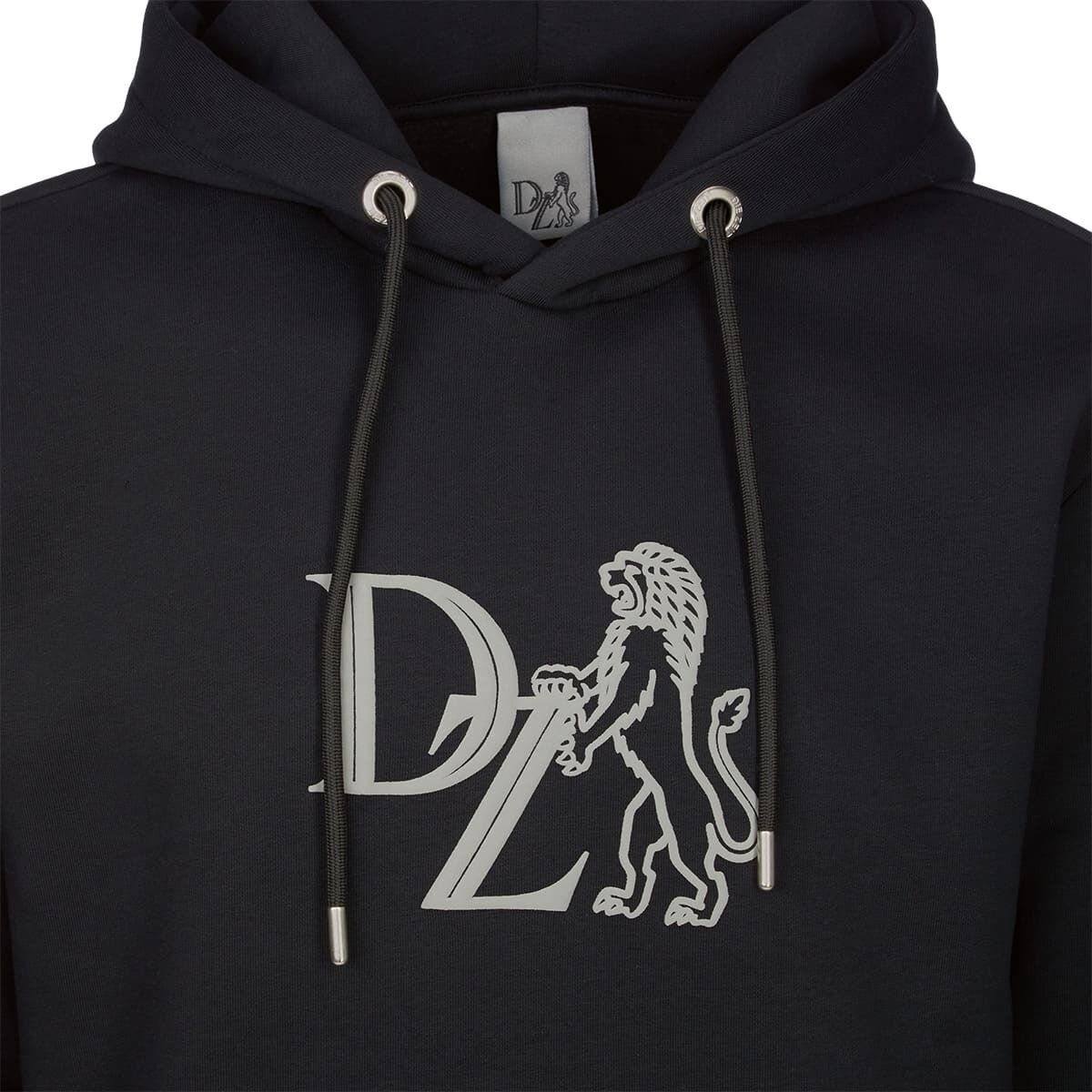 Bild eines schwarzen Hoodies aus der ZEIT-Kollektion mit einem silbernen Löwenmotiv und den Buchstaben 'DZ' auf der Vorderseite. Der Hoodie hat eine Kapuze mit Kordelzug.