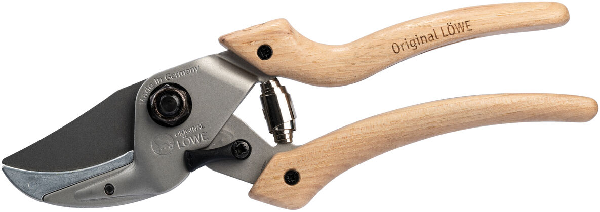 Eine Original Löwe Hybrid Schere mit ergonomischen hellbraunen Holzgriffen und einer robusten silbernen Metallklinge, isoliert auf weißem Hintergrund. Das Produkt eignet sich ideal für Gartenarbeiten, wie das Schneiden von Ästen und Trieben.