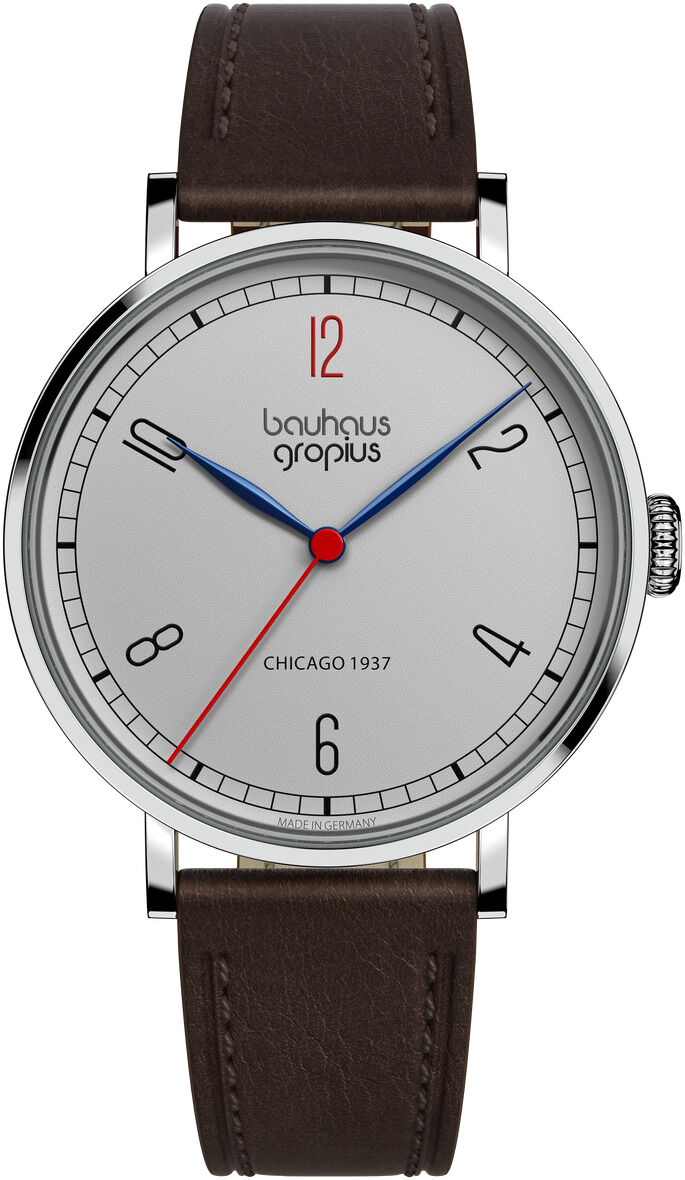 Elegante Armbanduhr der ZEIT-Sonderedition Walter Gropius »New Bauhaus Chicago 1937«. Gehäuse aus silberfarbenem Metall, weißes Zifferblatt mit blauer, roter und schwarzer Beschriftung, klassische arabische Zahlen, braunes Lederarmband und minimalistisches Design im Bauhaus-Stil.