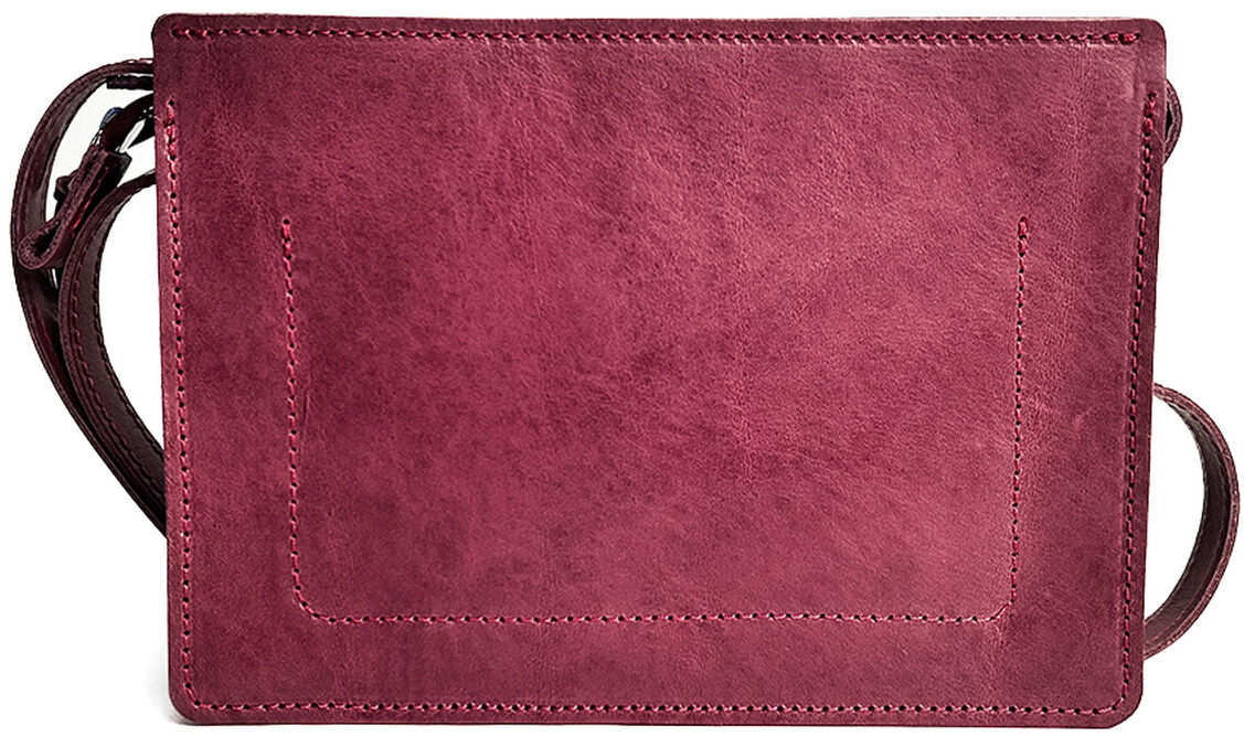 Abgebildet ist eine bordeauxrote Schultertasche aus Kernleder mit schlichtem, rechteckigem Design und verstellbarem Riemen, fotografiert auf weißem Hintergrund.