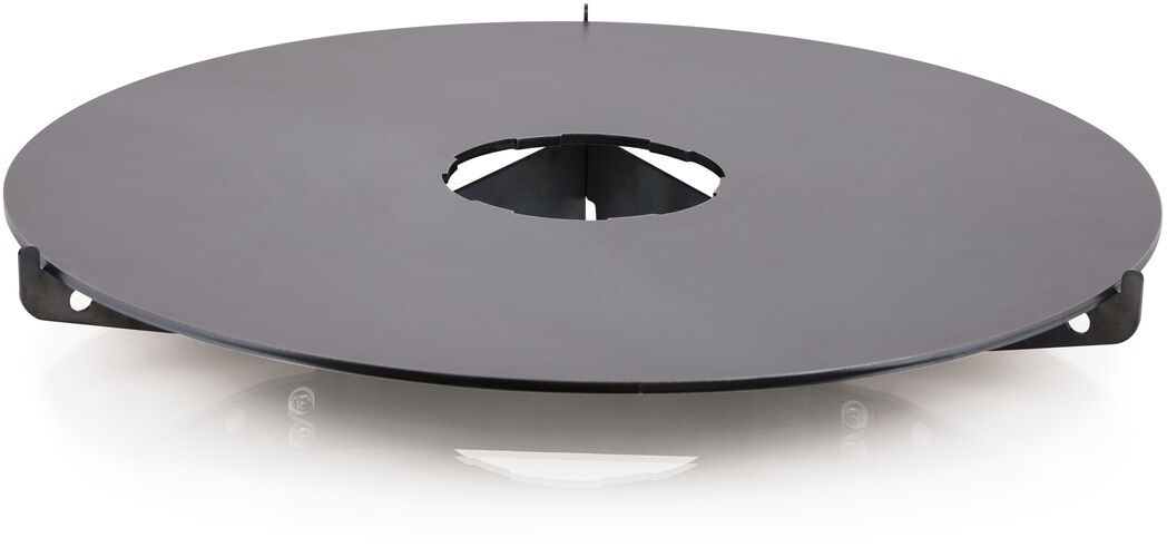 Eine runde, schwarze Metallplatte, bekannt als »Pyron Platte«. Sie ist stabil und für den Outdoor-Gebrauch konzipiert. Ideal für Grillzubehör und Feuerschalen.