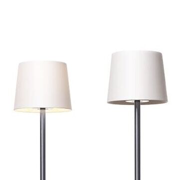 Auf dem Bild sind zwei zeitlose, minimalistisch gestaltete Tischlampen vom Typ »ANTA Cut« zu sehen. Sie haben jeweils einen weißen Schirm aus lichtdurchlässigem Bone China Porzellan, ein graues Aluminiumgestell und einen schwarzen Kabelansatz. Die Lampen stehen aufrecht nebeneinander.