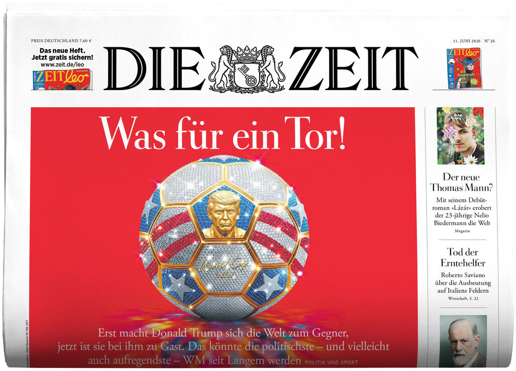 Titelblatt der Zeitung DIE ZEIT 26/2026. Großes rotes Feld mit der Überschrift 'Was für ein Tor!'. Abgebildet ist ein Fußball mit Donald Trumps Gesicht in goldener Optik. Rechts Spalten mit Porträts, Artikeln und bekannten Zeit-Layout-Elementen.