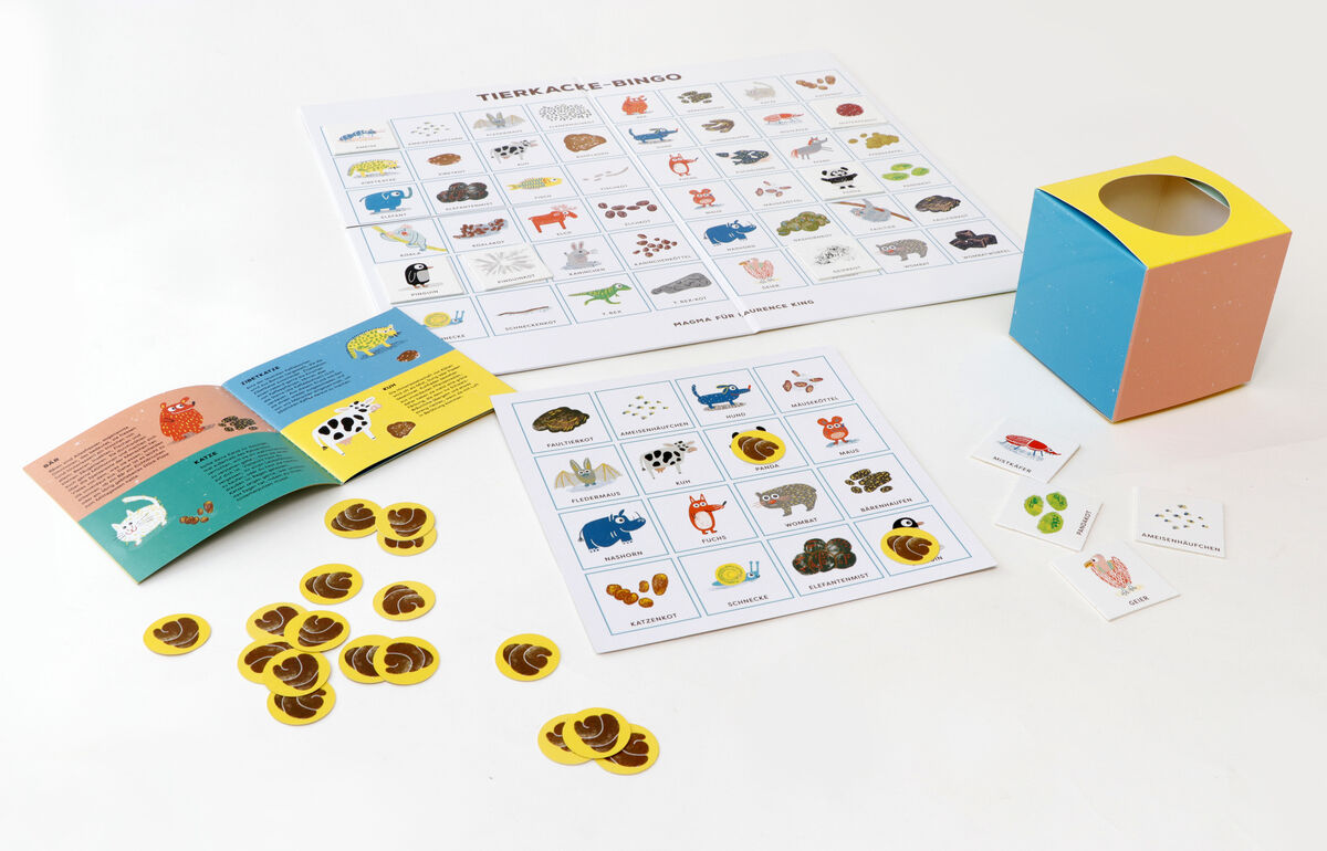 Ein Gesellschaftsspiel namens »Tierkacke Bingo« für Kinder und Familien. Das Spiel enthält einen bunten Spielplan mit verschiedenen Tierarten, Kartensätze, gelbe Spielsteine und eine farbige Spielbox in Blau, Gelb und Rot.