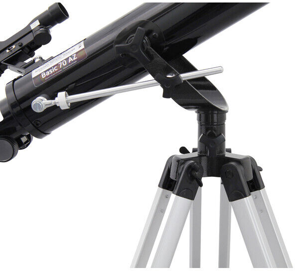 Das Bild zeigt ein Teleskop des Modells »Omegon« AC 70/700 AZ-2, hauptsächlich in den Farben Schwarz und Silber. Das Teleskop ist mit einem Stativ ausgestattet und eignet sich für astronomische Beobachtungen.