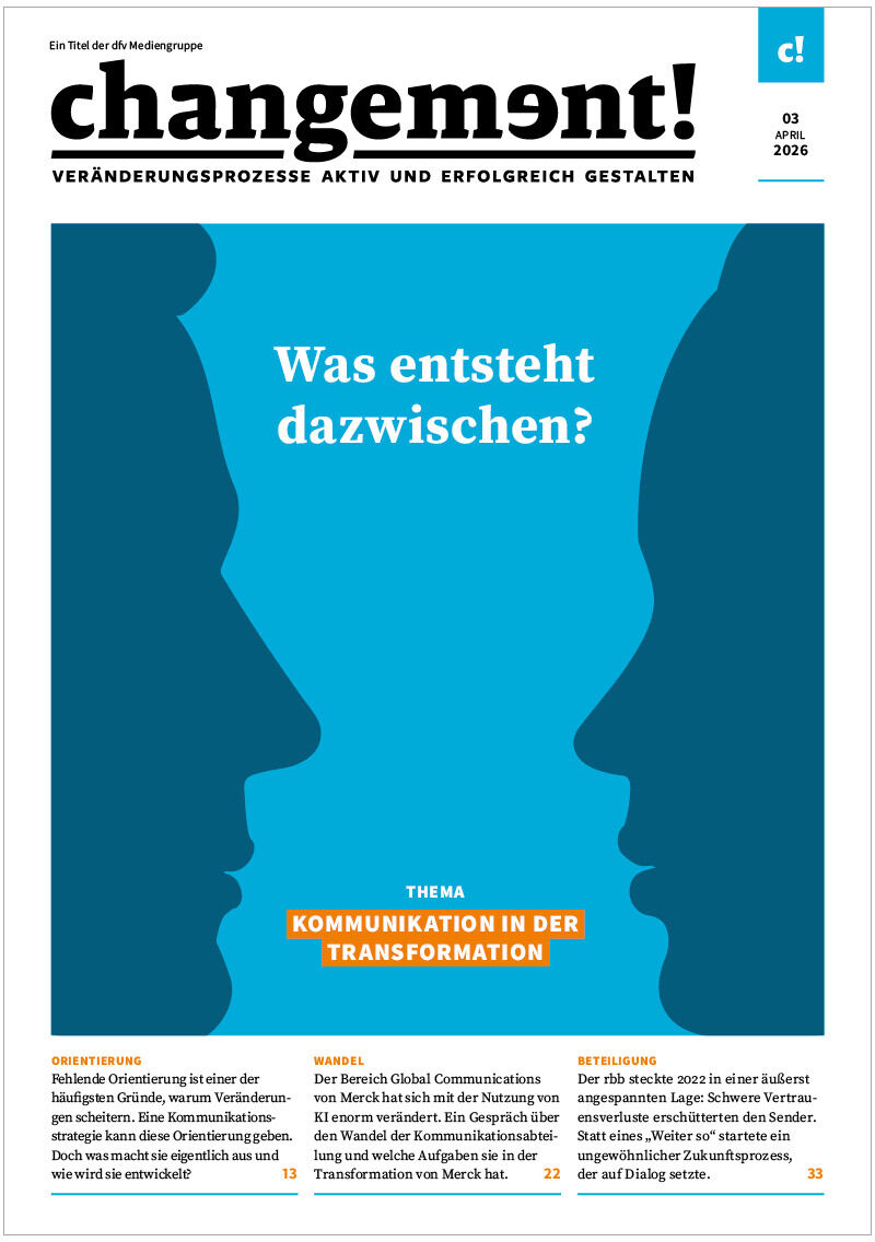 Das Cover der Zeitschrift "changment! Ausgabe 03/2026: Kommunikation der Transformation" zeigt zwei stilisierte blaue Silhouetten von Köpfen, die sich gegenüberstehen. In der Mitte steht die Frage "Was entsteht dazwischen?". Darunter ein orangefarbener Themenhinweis, klar strukturiertes Design.
