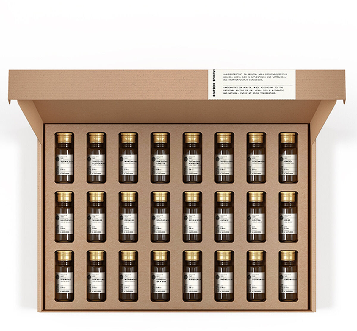 Eine geöffnete Adventskalender Tastingbox aus braunem Karton, gefüllt mit kleinen Flaschen, jede mit einem schwarzen Etikett und goldfarbenem Verschluss. Neben der geöffneten Box steht eine geschlossene, sichtbare Außenseite.
