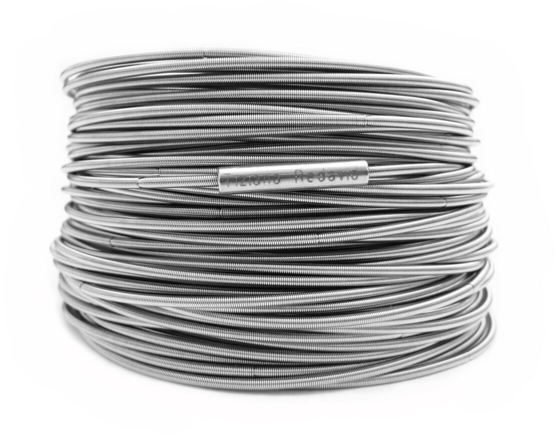 Minimalistisches Armband „Armband 97“ aus Edelstahlfedern, silbern und spiralförmig gewickelt.