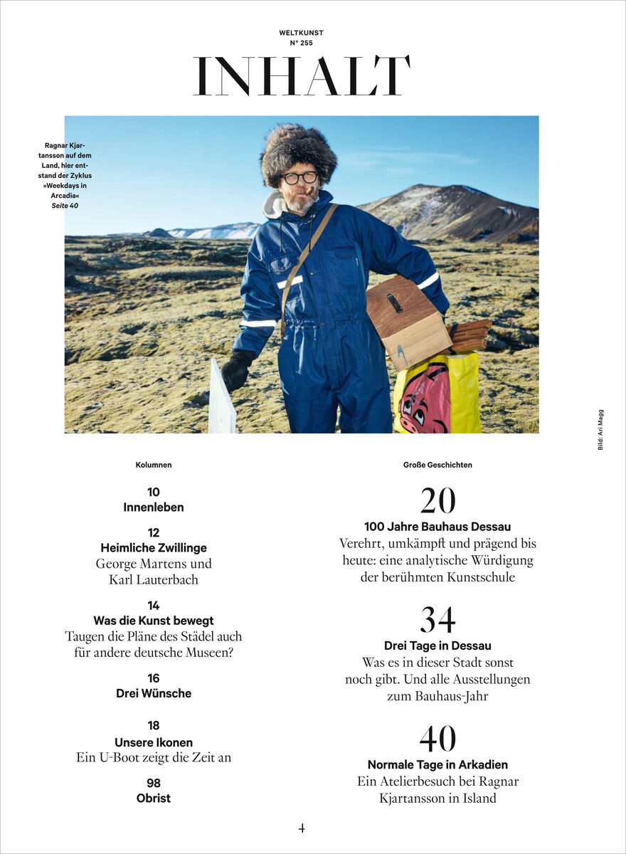Titelblatt des Kunstmagazins WELTKUNST Ausgabe 255/26 mit einem Mann in blauem Overall, Helm und Brille vor bergiger Landschaft. Darüber steht „INHALT“ und es sind Rubriken und Artikelthemen wie „100 Jahre Bauhaus Dessau“ und „Normale Tage in Arkadien“ aufgelistet.