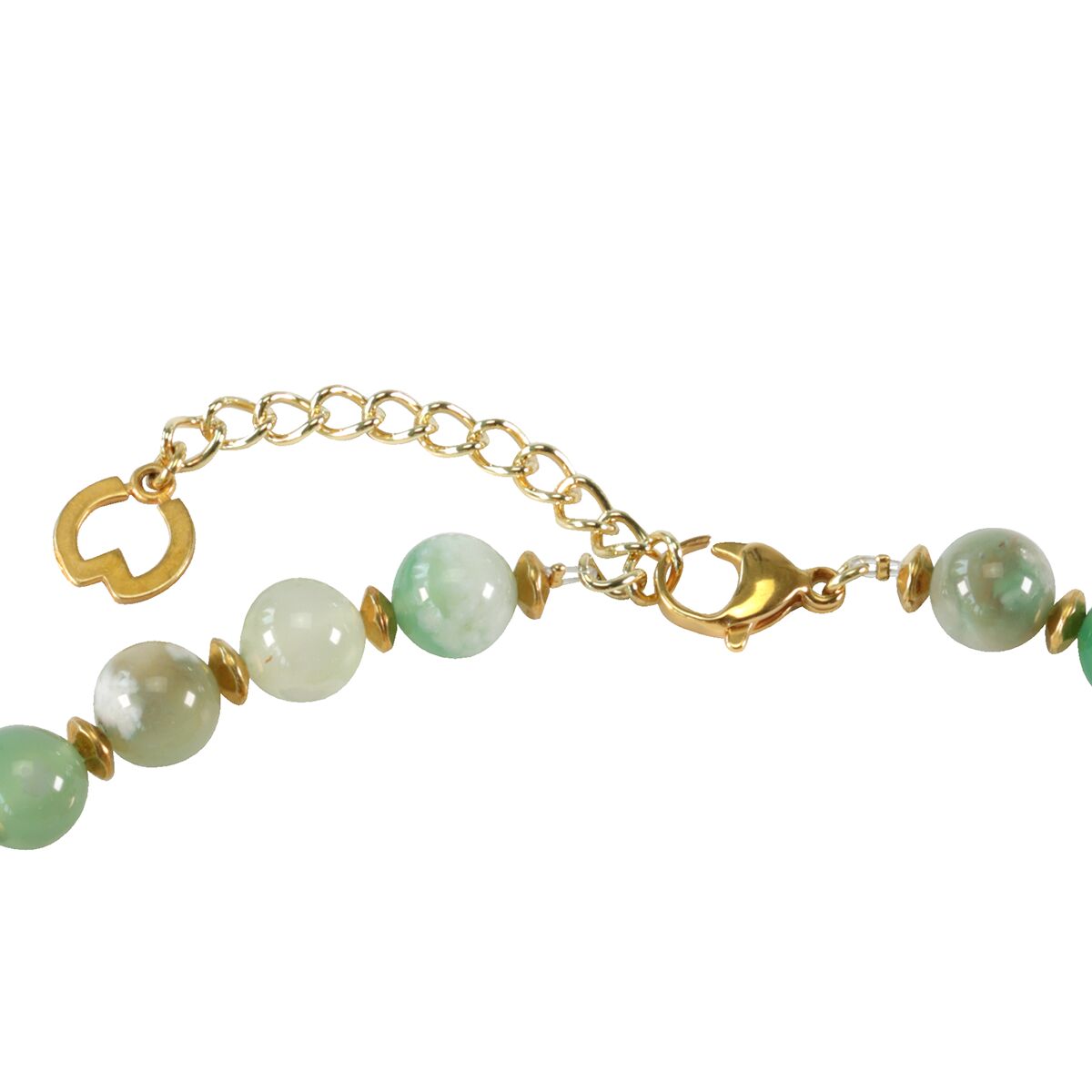 Das Bild zeigt einen Ausschnitt des Colliers aus dem Perlen-Schmuckset "Tami" von Petra Waszak und Ars mundi. Das Collier besteht aus grünlichen Achatperlen und vergoldeten Messingelementen. Zu sehen sind die feine Gliederkette, ein Karabinerverschluss und ein stilisiertes, goldfarbenes Zwischenelement.