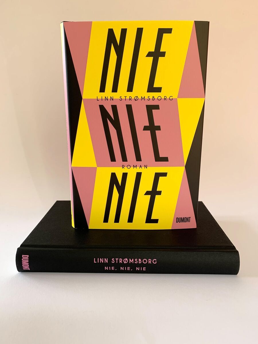 Das Bild zeigt das Buch 'Nie, nie, nie' von Linn Strømsborg. Das Buch hat ein auffälliges Cover in den Farben Gelb, Rosa und Schwarz mit geometrischen Mustern. Der Titel und der Name der Autorin sind in großen Buchstaben auf dem Cover abgebildet. Das Buch liegt auf einem schwarzen Hintergrund.