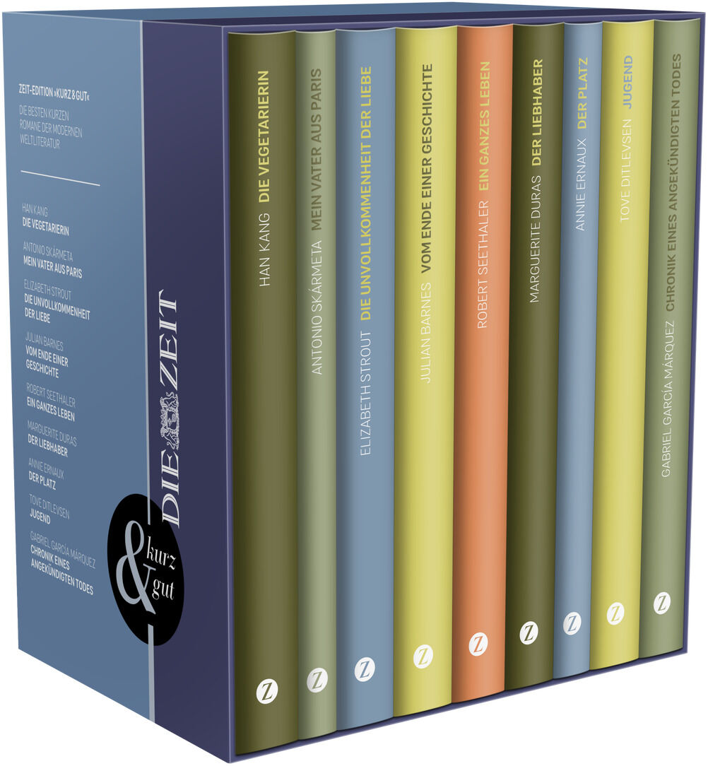 Eine Sammlung von acht Büchern der ZEIT-Edition »kurz & gut«. Die Bücher stehen aufrecht nebeneinander in einem Schuber mit einem blau-grünen Hintergrund. Jedes Buch hat seinen eigenen farbigen Einband: blau, grün, orange und braun, mit weißen und schwarzen Schriftzügen.