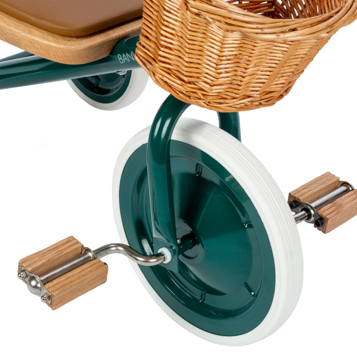 Retro-Dreirad für Kinder mit einem klassischen grünen Dreiradrahmen, Holzpedalen, und einem geflochtenen Korb. Ideal als Geschenk und für Outdoor-Aktivitäten geeignet.