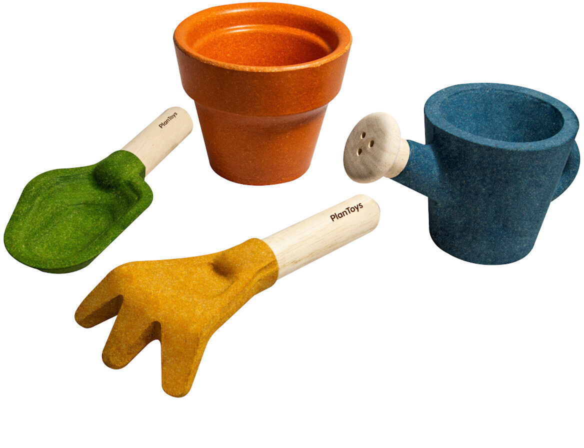 Gartenset für Kinder bestehend aus einer grünen Schaufel, einem orangefarbenen Blumentopf, einem blauen Gießkanne und einem gelben Rechen.