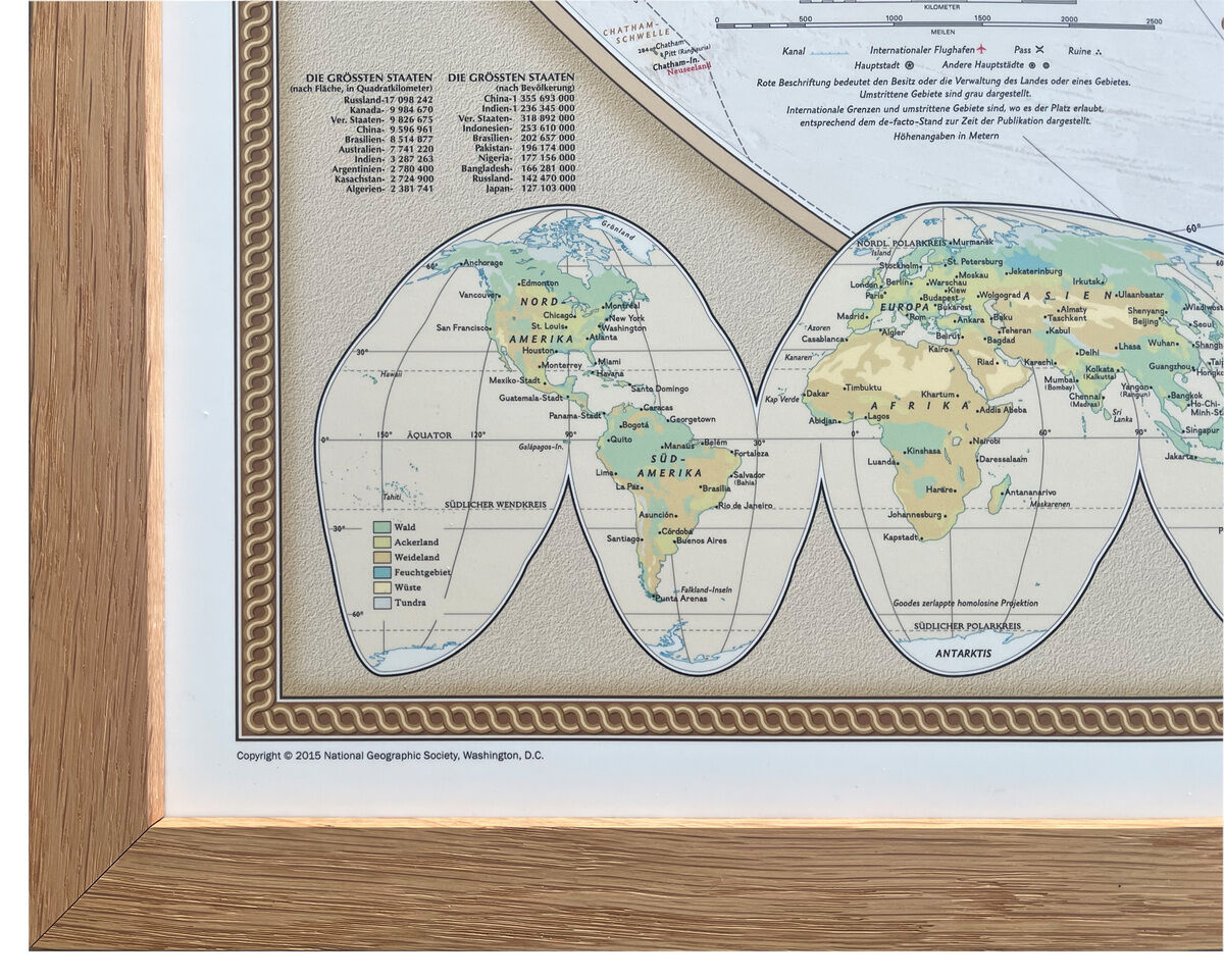 Antike Weltkarte der ZEIT-Sonderedition von National Geographic, eingerahmt in Holz. Die Karte zeigt detaillierte geographische Informationen und historische Aspekte.